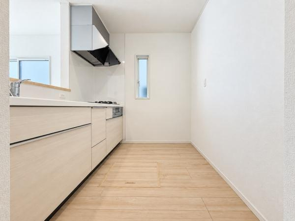 横浜市旭区中希望が丘の新築一戸建のキッチン|広々としたキッチンは、
落ち着いて料理が出来ます！