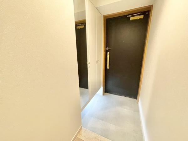 【玄関】 | ライオンズマンション上野芝駅前 | シューズボックスで散らかりがちな玄関もスッキリ！
気持ちの良い朝は、毎日ここからスタートしていきます♪
