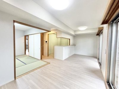 【居間・リビング】 | ライオンズマンション上野芝駅前 | ここにはみんなが集い、食事と楽しい会話が始まる。話に夢中になりすぎて、ついつい時を忘れてしまう。そんな束の間の幸せを感じさせてくれる場所。