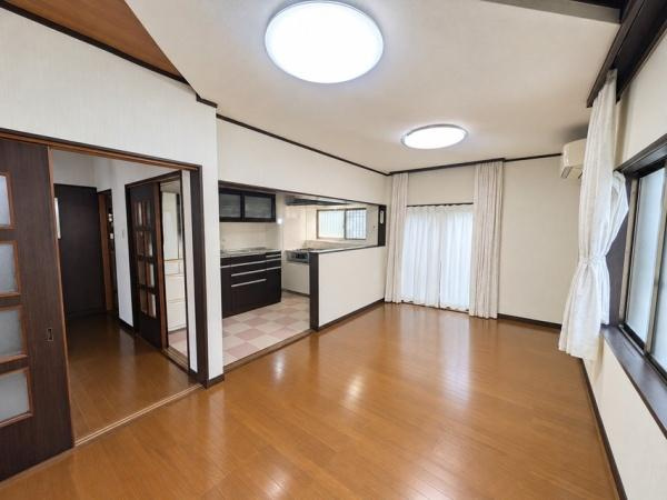 【居間・リビング】 | ※AI加工によって室内の動産物は撤去しています。