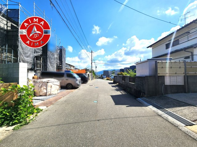 古賀市花鶴丘3丁目第1-2棟（1号棟）の前面道路含む現地写真|前面道路は閑静な住宅地をはしる車通りの少ない道路。お車の出し入れが苦手なママや小さなお子様にも安心ですね。しっかり舗装もされているので、ベビーカーや自転車で通っても快適に通行できます。