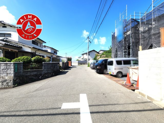 古賀市花鶴丘3丁目第1-2棟（1号棟）の外観|前面道路含む現地の写真です。