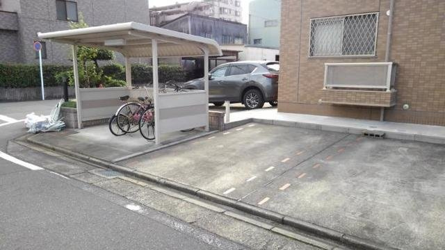 レジデンス佳世の駐車場