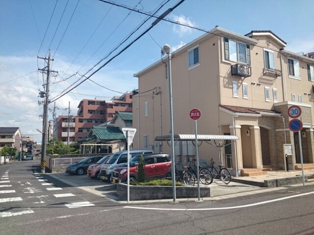 ハピネス＋の駐車場