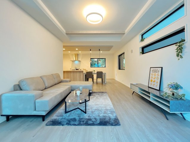 【その他】 | トラストステージ　新座市片山3丁目23期　全2区画　(保谷店) | 【弊社施工例：リビング】
リビングのアクセントとなる折上天井はお部屋に立体感を与えてくれます。
※画像には家具等のオプション商品も含まれます。