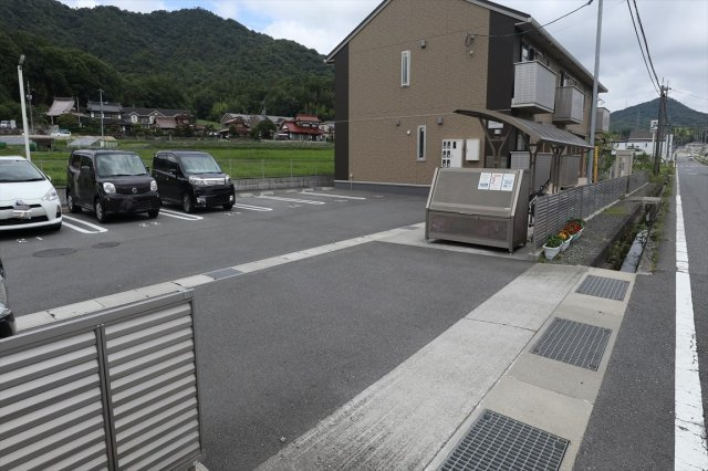 ルミエール　　B棟の駐車場