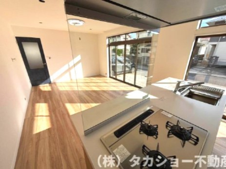 【キッチン】 | 君津市外箕輪1丁目　中古戸建 | 広々としたオープンアイランドキッチンが魅力。開放感のある空間で、ご家族との会話を楽しみながらお料理ができる、心地よいキッチンです。