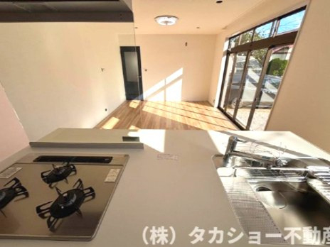 【キッチン】 | 君津市外箕輪1丁目　中古戸建 | ゆとりある広々としたアイランドキッチン。家族とのコミュニケーションが取りやすく、料理をしながらリビングまで見渡せる開放的な空間です。