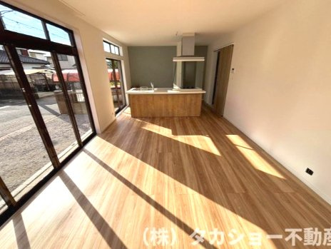 【居間・リビング】 | 君津市外箕輪1丁目　中古戸建 | 開放感あふれる広々としたアイランドキッチン。使い勝手の良さはもちろん、家族やゲストとの会話も弾む、暮らしの中心となる魅力的な空間です。
