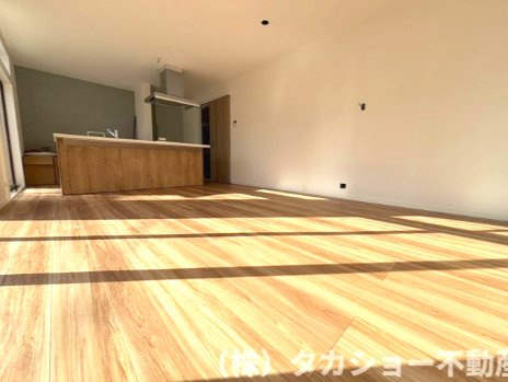 【居間・リビング】 | 君津市外箕輪1丁目　中古戸建 | 広々としたアイランドキッチンは、料理をしながらリビングを見渡せる開放的な設計。家族との時間を大切にしながら、快適に料理を楽しめます。