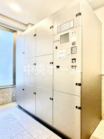 オーベル本所吾妻橋の設備|【宅配ボックス】在宅時・不在時に関わらず、居住者の代わりに非対面で宅配物を受け取ってくれる便利な設備です。わかりやすくご説明致しますので見学時にはお部屋だけではなく共用部分もぜひチェックしてください。