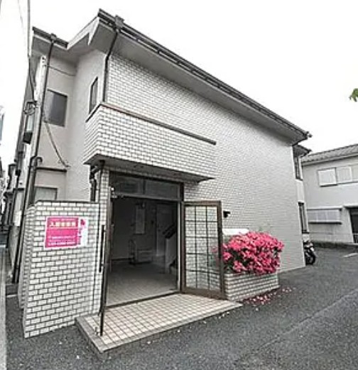 草加市西町のアパートのエントランス