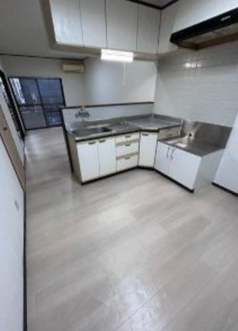 草加市西町のアパートのキッチン