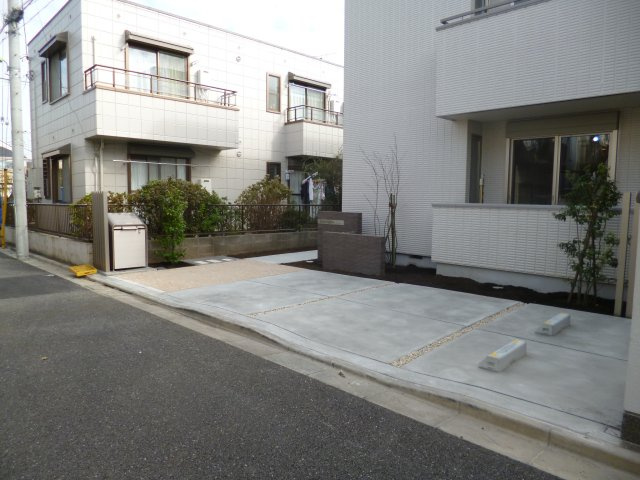 メゾンラフィネの駐車場