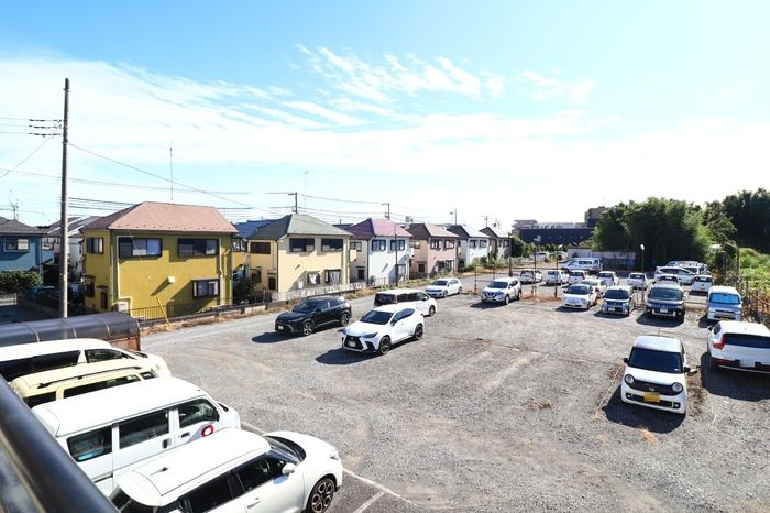 ドミールカタノの駐車場