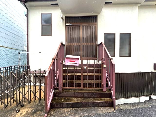 栄町貸家のエントランス