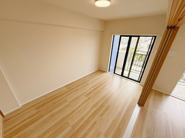 グリーンミユキ幸手の洋室|６帖のお部屋はリビングと続いているので来客の際は開けて広々使えるので便利！