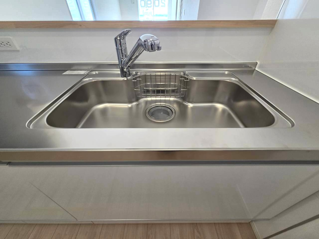 秋田市泉一ノ坪第1のキッチン|※同仕様写真
浄水器付き水栓で、料理にも飲み水にもきれいな水を使えます♪
