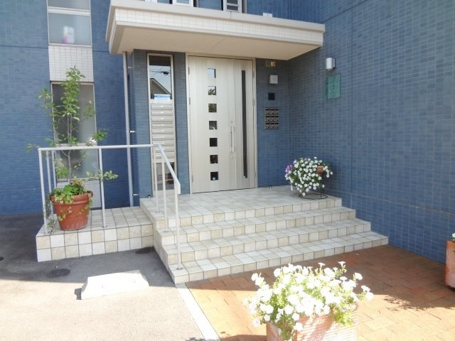 パッサーブルー野中【キャッシュバック対象物件】のエントランス|落ち着いたエントランスです