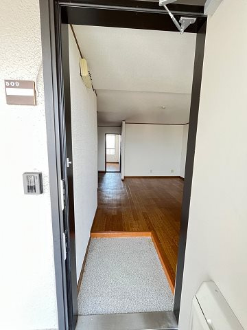 甲子園第6コーポラスの玄関