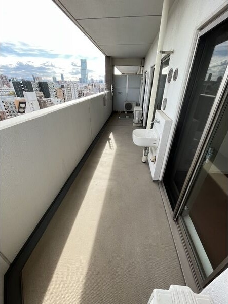 フロンティアタワー日本橋(旧:CITY SPIRE日本橋)のバルコニー|暖かな日差しのふりそそぐバルコニー