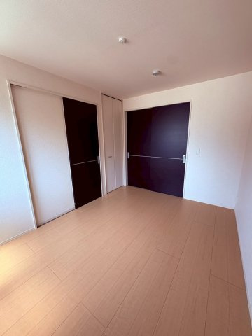 栖の寝室|落ち着いた色調の寝室です