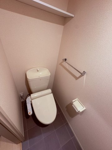 栖のトイレ|落ち着いた色調のトイレです