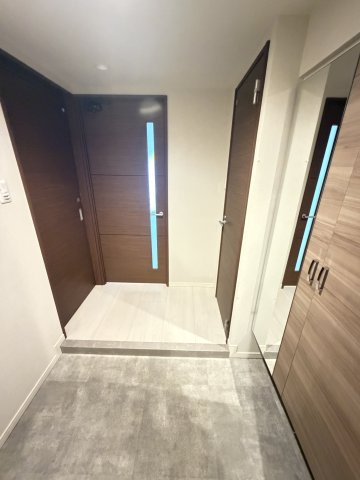 神戸海岸通　萬利Residenceの玄関