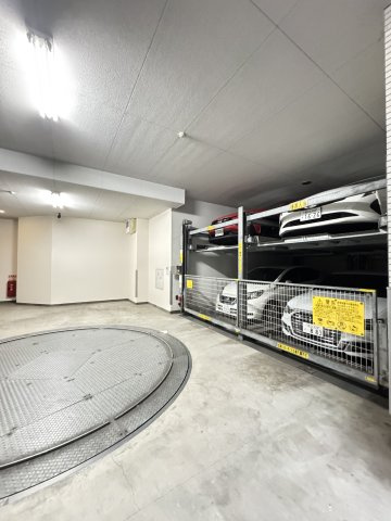 カスタリア三宮の駐車場