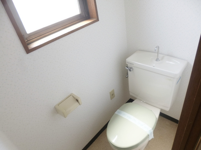 なり駒第３ビルのトイレ|窓のあるトイレは明るいですね！