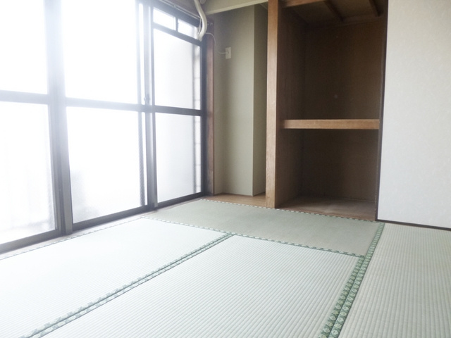 なり駒第３ビルの寝室|南向きで明るい和室です☆
