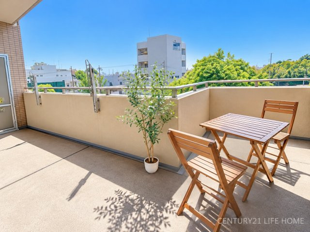 【その他】 | 仲町台パークヒルズ | 広々としたバルコニーは洗濯物がたっぷり干せるサイズ。陽当たりも良く家事効率がアップします。