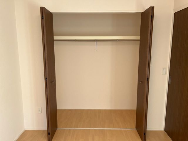 ヴァンベールの収納|お洋服もたっぷり収納できますね☆