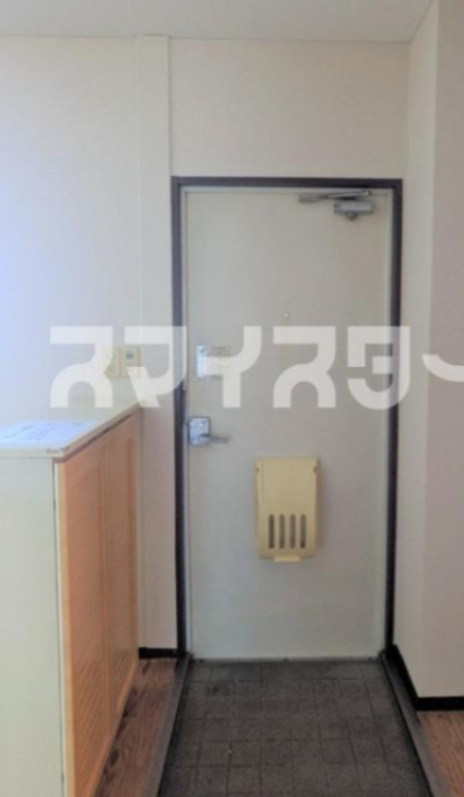 羽村市羽西１丁目のアパートの玄関