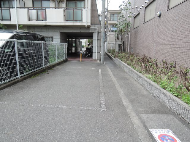プランドール千里丘の駐車場