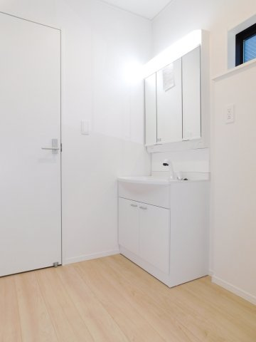 名古屋市北区東味鋺３丁目の新築一戸建の独立洗面台|◇洗面室◇　　三面鏡シャワードレッサー　くもり止め仕様