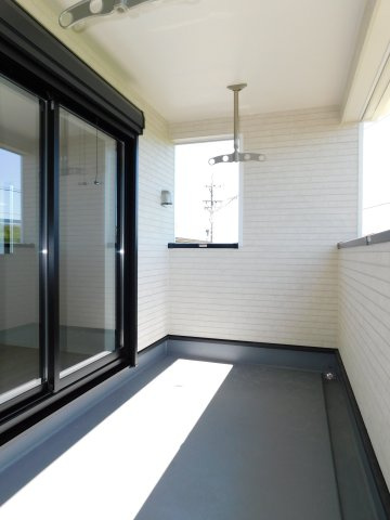 名古屋市北区東味鋺３丁目の新築一戸建のバルコニー|◇インナーバルコニー◇　　雨や強風、直射日光を避けやすく、洗濯物を安心して干すことができます♪