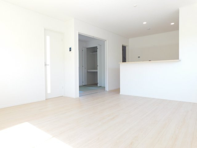 名古屋市北区東味鋺３丁目の新築一戸建の居間・リビング|◇リビング◇　　南面で明るいリビング１５．８帖　お子様の遊び場やお昼寝スペースに利用できる洋風和室付き♪