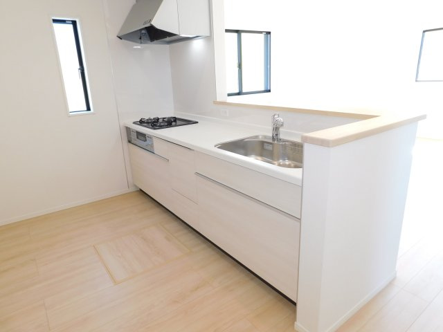 名古屋市北区東味鋺３丁目の新築一戸建のキッチン|◇キッチン◇　　人造大理石トップシステムキッチン・浄水器一体型水栓・静音仕様シンク・Sｉセンサーコンロ（３口）・前面コンセント完備・床下収納庫