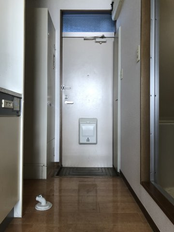 調布市布田４丁目のアパートの玄関