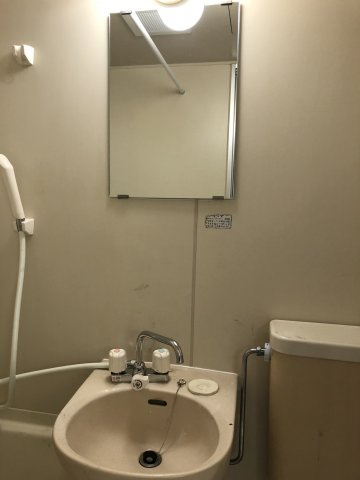 調布市布田４丁目のアパートの洗面所