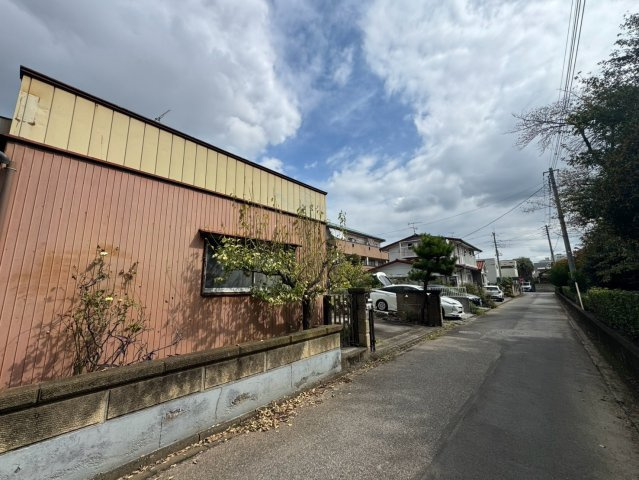 -三丁目不動産-　本庄市見福2丁目　売土地の前面道路含む現地写真