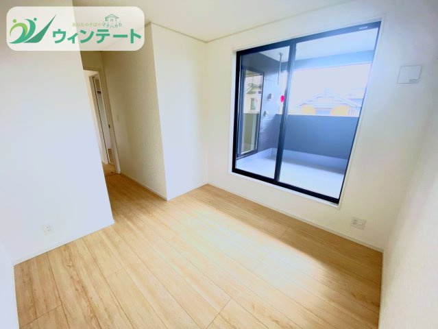 下妻市二本紀第2　の洋室|バルコニーに面した洋室は、開放感と明るさが魅力。読書やリモートワークにもぴったりの心地よい空間です。