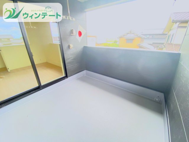 下妻市二本紀第2　のバルコニー|ワイドなバルコニーで、洗濯物や布団もまとめて干せます。毎日の家事がラクになるうれしいスペースです。