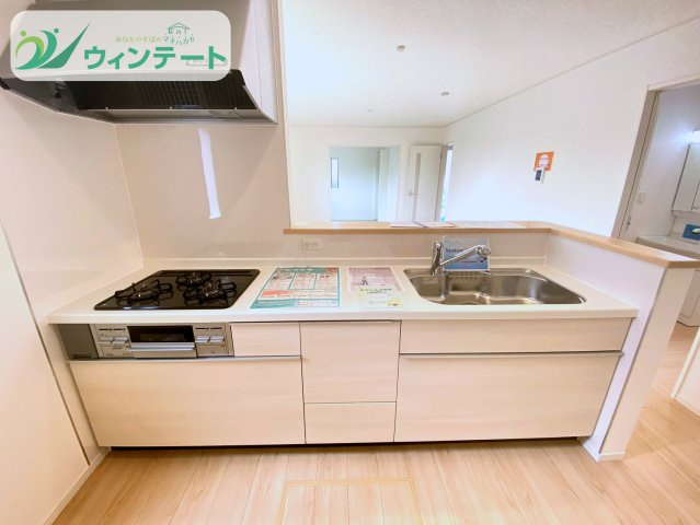 下妻市二本紀第2　のキッチン|リビングとつながる対面キッチンは、家族の会話が弾む人気のスタイル。明るく清潔感のあるデザインです。