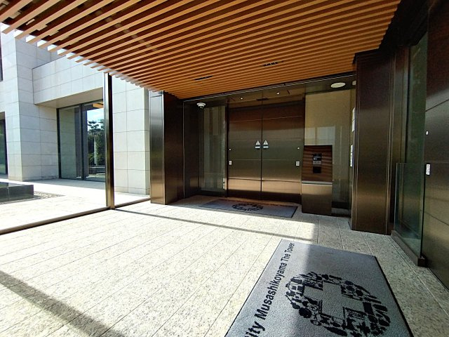 【エントランス】 | パークシティ武蔵小山ザタワー | 段差のないフラット設計のアプローチです！ベビーカーやスーツケースの移動もスムーズに行えます♪