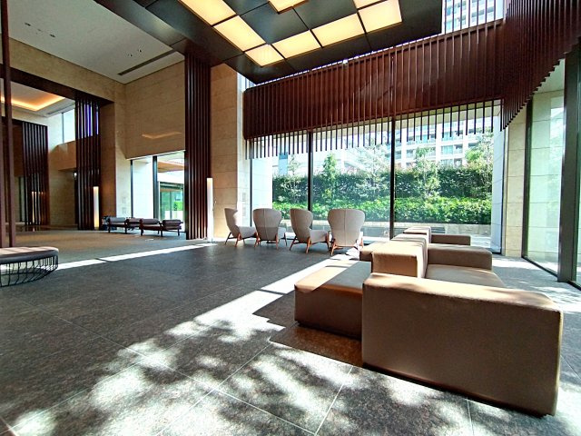 【ロビー】 | パークシティ武蔵小山ザタワー | 落ち着いた照明と本棚が並ぶラウンジスペースです！気分転換の読書やテレワークにも重宝しますね♪