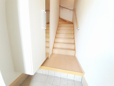 【玄関】 | グレイスフル高蔵Ⅲ | シンプルで使いやすい玄関です