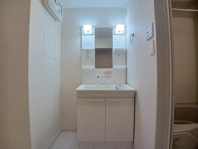 【洗面所】 | エクセレント本城Ａ | 明るい洗面所です
