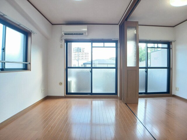 【内装】 | フリーアメニティＡＯＹＡＭＡ | 内装は落ち着いています